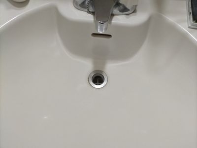 エンジン式高圧洗浄機で排水管清掃します。