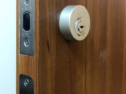 ペットドア 取り付けいたします 株 ジャステックのペットリフォーム 消臭壁紙 くらしのマーケット