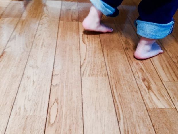 フローリングの傷を目立たなくする方法 教えて くらしのマーケットマガジン