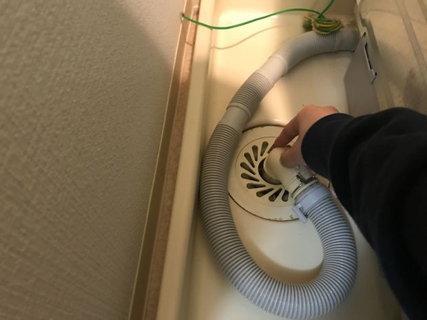 洗濯機の水抜きは引越し前日に 水抜きの詳しい手順を写真付きで紹介 くらしのマーケットマガジン 洗濯機の水抜きは引越し前日に 水抜きの詳しい手順を写真付きで紹介 くらしのマーケットマガジン