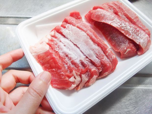 冷凍したお肉をレンジで美味しく解凍する裏技 解凍のコツや注意点は くらしのマーケットマガジン