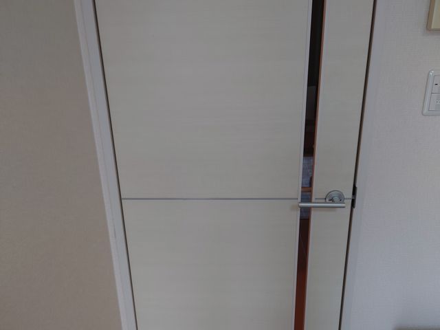 ドアの擦れに開閉不具合修理します。