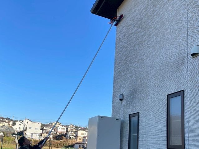 低圧洗浄で弱い圧力で落としていきます、壁に不具合は生まれません。洗剤を散布する。