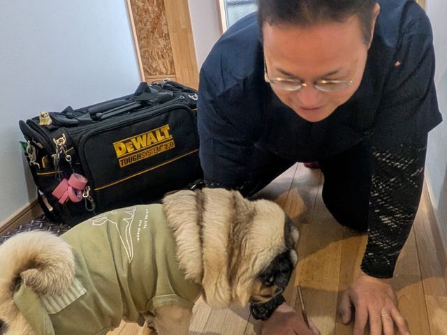 落として出来た床の凹み　家具の移動でついた床の傷　などを目立たなく補修します!