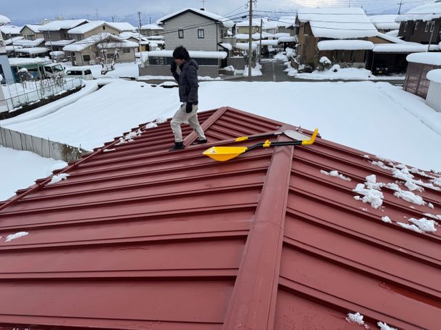 雪でお困りの方、屋根雪下ろし　家廻りの除雪は当社にお任せ下さい！！