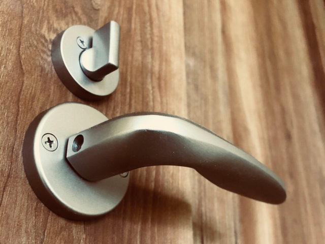 ドアノブ交換、その他ドアの修理メンテナンスご相談承っております！