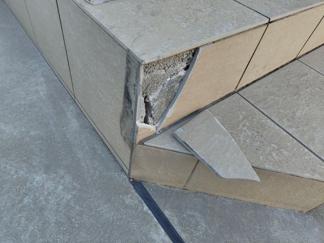 割れたタイルなども美しく再現します！交換不可能でも補修での美観回復は可能です！