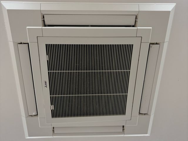天井カセット型(埋込形)エアコンのクリーニング