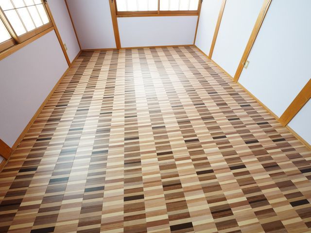 フロアタイルを施工しまるでカフェにでもいるかのような空間を作ります。