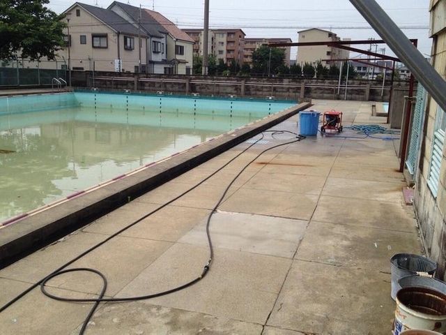 学校や公共施設、個人宅のプール掃除お任せ下さい！