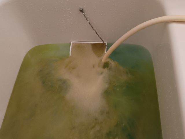 配管内に潜む『雑菌・皮脂・ヌメリ・石鹸カス』をドロドロッと洗浄します！