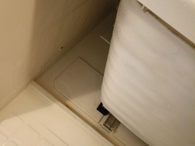 床、扉、壁、天井、エプロン内も丸ごとお掃除！明るい空間に大変身〜！！