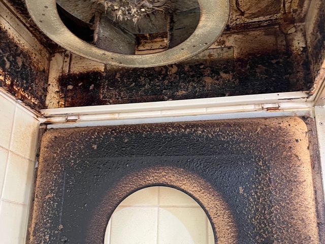 しっかりと養生させて頂きファンとカバーを分解洗浄いたします！