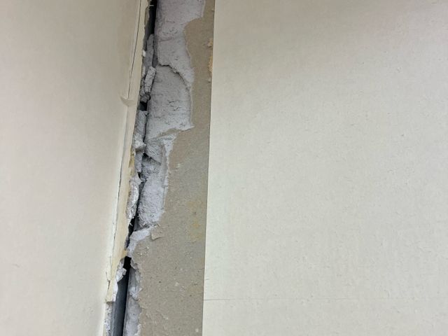 壁穴補修専門・職人歴30年のプロが丁寧に復元します！