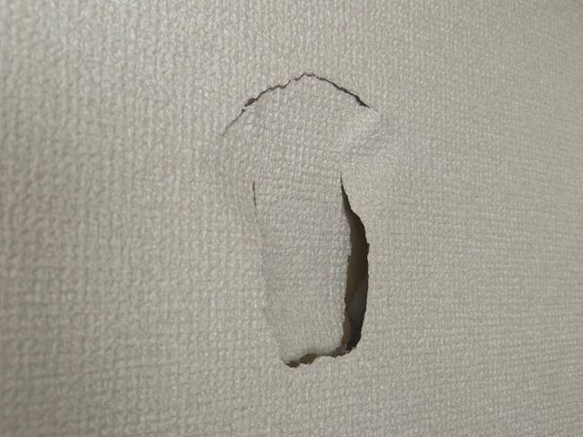 壁穴補修専門・職人歴30年のプロが丁寧に復元します！