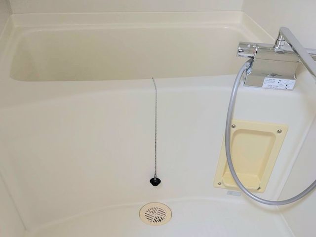 市販洗剤で落ちない汚れに終止符。プロ専用薬剤で徹底仕上げの浴室クリーニング