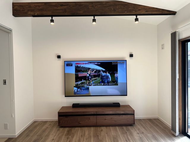 リビング床をスッキリ、お掃除も楽々！壁掛けTVや付属品の取付もご相談ください。