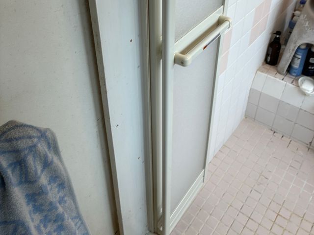 •	壁を壊さず、たった1日で浴室ドア交換　材料込みの値段です