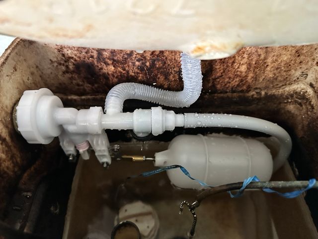 トイレタンク、ボールタップ、レバーハンドなど、タンク交換まで修理、交換承ります。