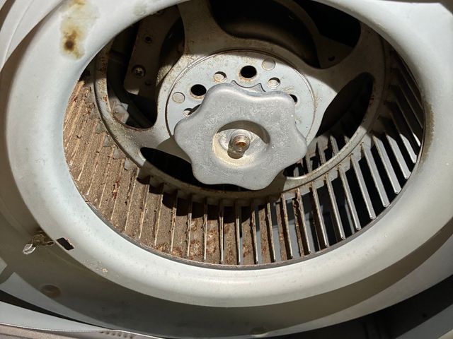 自分では落とせない汚れ、プロの技でスッキリ解決！換気力よみがえる！