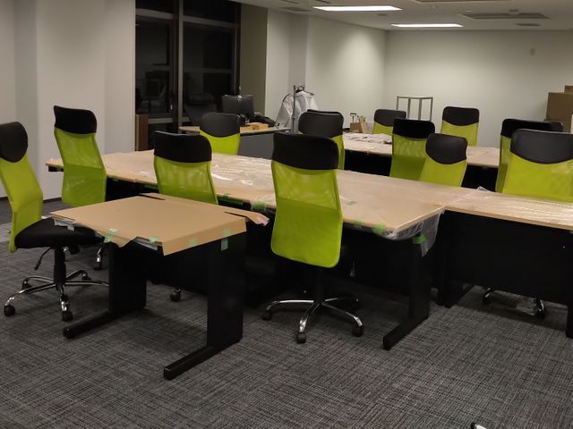 昇降デスク組み立て、承ります。