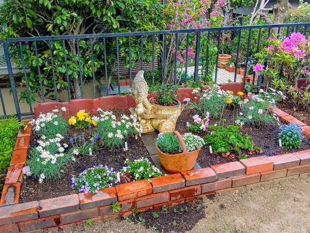 草むしり（手作業）親切丁寧を心掛け、ご満足いただけるよう心を込めて作業します