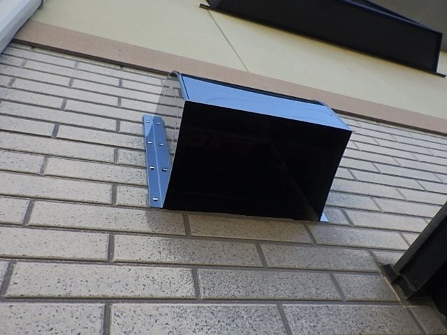 雨水が入り込まない様、コーキング処理もバッチリ、固定ビスもステンレスを使用します