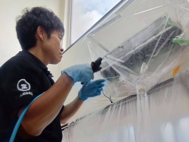 ☆分解洗浄します☆カビ、ホコリ、気になる臭いにズバッと対応し快適エアコンに！