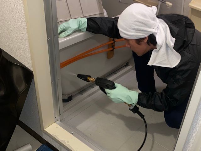 エプロン内部の高圧洗浄！鏡のウロコの機械研磨。浴室内をリセット清掃！