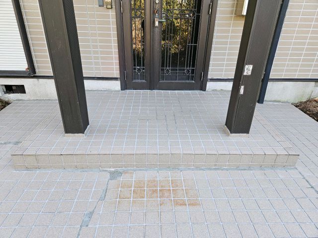 【玄関、アプローチ】専門店の技術でリフレッシュ