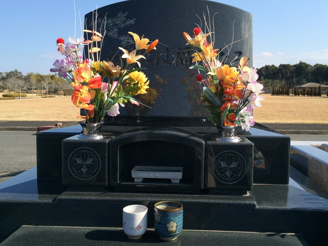 遠方の方お墓参り代行いたします。　当店におまかせください！