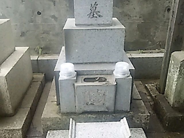 墓石洗浄をそこそこ汚れが落ちる程度に行います。    1基の価格です。