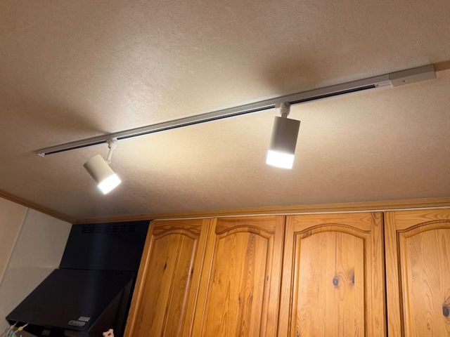 ライティングレールの取付けを行います。