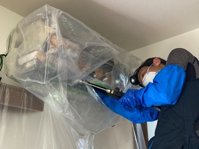 【複数申込み割引あり】壁・床・家具も徹底した養生で丁寧にエアコン分解洗浄します♪