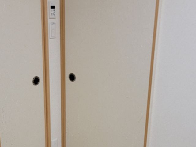 創業50年の信頼。当店は押入、天袋の裏紙は無料サービスで張り替え致します。