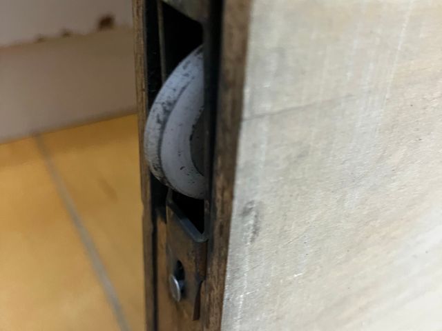 引戸の劣化による戸車交換