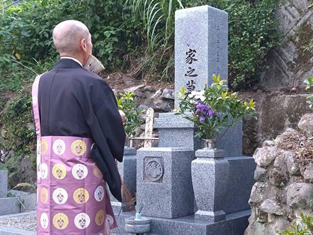 【浄土真宗】私が真心を込めて清掃と読経をいたします。オンラインお墓参り可。