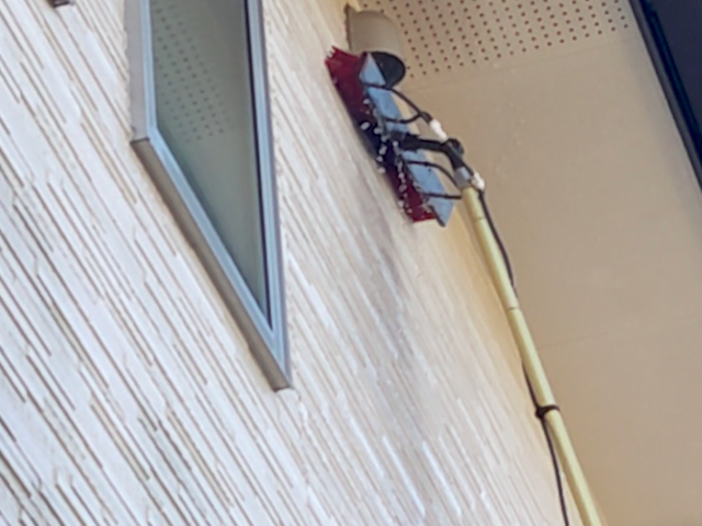 外壁のカビや黒ずみ、汚れを専用洗剤と高所用専用水ブラシで落とします。