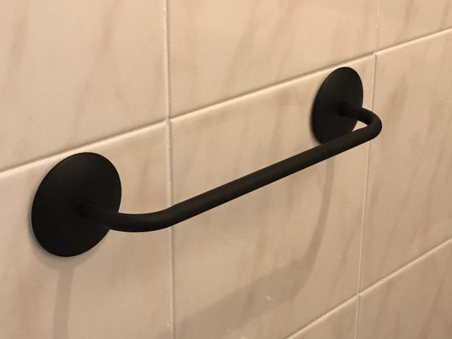 タイル壁・コンクリート壁でもお任せください！タオルハンガー交換で雰囲気◎