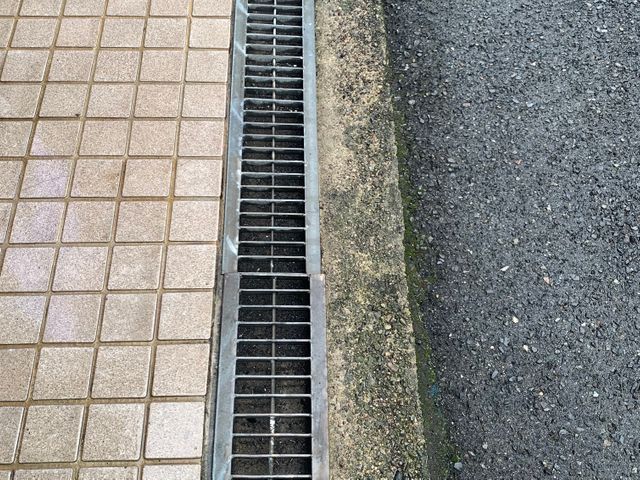 排水溝の詰まりも除去可能です【側溝掃除】