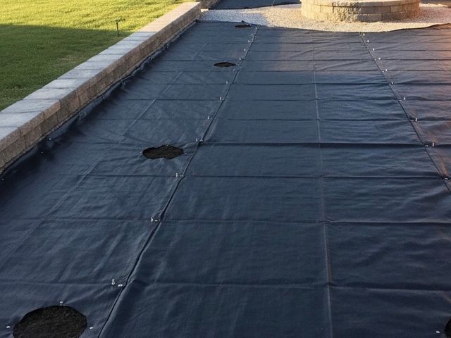 「草刈りの手間を減らす、長持ち防草シート施工」