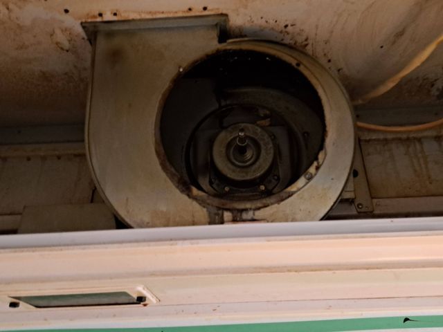 レンジフードクリーニング。年末に向けて油汚れをきれいにすっきり落とします。