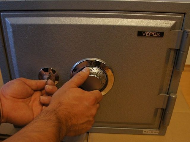 家庭用金庫、業務用金庫の鍵開け、シリンダー交換、ダイヤル交換