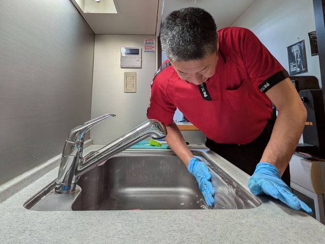 キッチンの頑固な油汚れ、シンクの水垢汚れ　KIREIに致します！