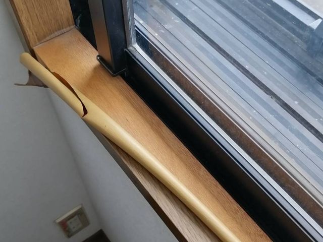 1箇所3万円 窓枠の開口部分の色を変える シート貼り 株式会社オサマルの壁紙 クロスのリフォーム 張替え くらしのマーケット