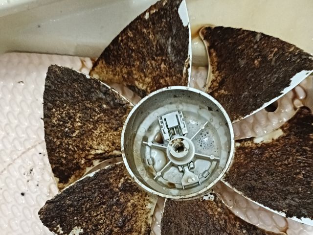 ★換気扇の油汚れはプロにお任せ！業務用の強力な洗剤で一発洗浄