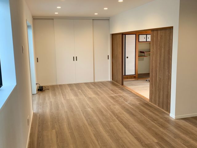 １月から新規出店！　多数の色柄をご用意♪  33年の経験から丁寧な施工！