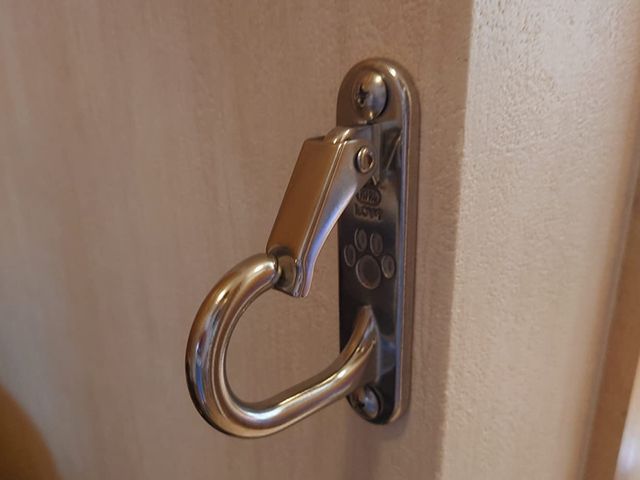 下地確認から丁寧に◎ ペット用リードフック取り付け 室内・玄関・外壁OK