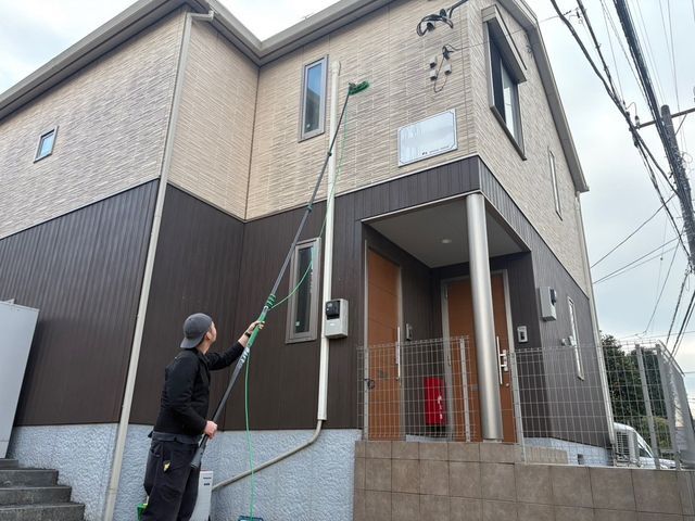 外壁はこう洗う！！専用の伸縮ブラシ&純水精製機を使用でおうちの壁が見違える！！