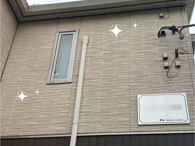 外壁はこう洗う！！専用の伸縮ブラシ&純水精製機を使用でおうちの壁が見違える！！